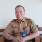 TERSENYUM: Kepala Bidang Pencegahan dan Pengendalian Penyakit (P2P) Dinkes P2KB Sumenep, Achmad Syamsuri, saat saat ditemui di ruang kerjanya (SandiGT - Seputar Jatim)