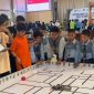 SEMANGAT: Siswa SD Muhammadiyah GKB Gresik, saat mengikuti ajang International Islamic School Robot Olympiad (IISRO) 2025 (Doc. Seputar Jatim)