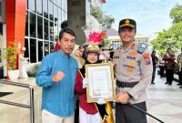 TERSENYUM: Salah satu Polisi Cilik (Pocil) dari SD Muhammadiyah GKB Gresik (Mugeb Primary School) yang sukses meraih juara 1 lomba Polisi Cilik Kapolres Cup (Doc. Seputar Jatim)