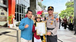 TERSENYUM: Salah satu Polisi Cilik (Pocil) dari SD Muhammadiyah GKB Gresik (Mugeb Primary School) yang sukses meraih juara 1 lomba Polisi Cilik Kapolres Cup (Doc. Seputar Jatim)