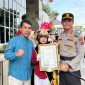 TERSENYUM: Salah satu Polisi Cilik (Pocil) dari SD Muhammadiyah GKB Gresik (Mugeb Primary School) yang sukses meraih juara 1 lomba Polisi Cilik Kapolres Cup (Doc. Seputar Jatim)
