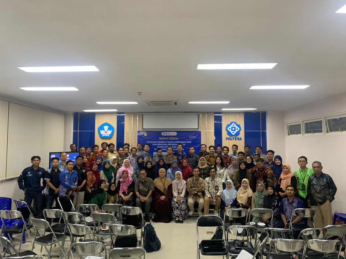 KOMPAK: Jajaran Civitas Akademika Politeknik Negeri Madura (Poltera) Sampang, foto bersama usai menggelar Rapat Kerja (Raker) Tahun 2026 (Doc. Seputar Jatim)