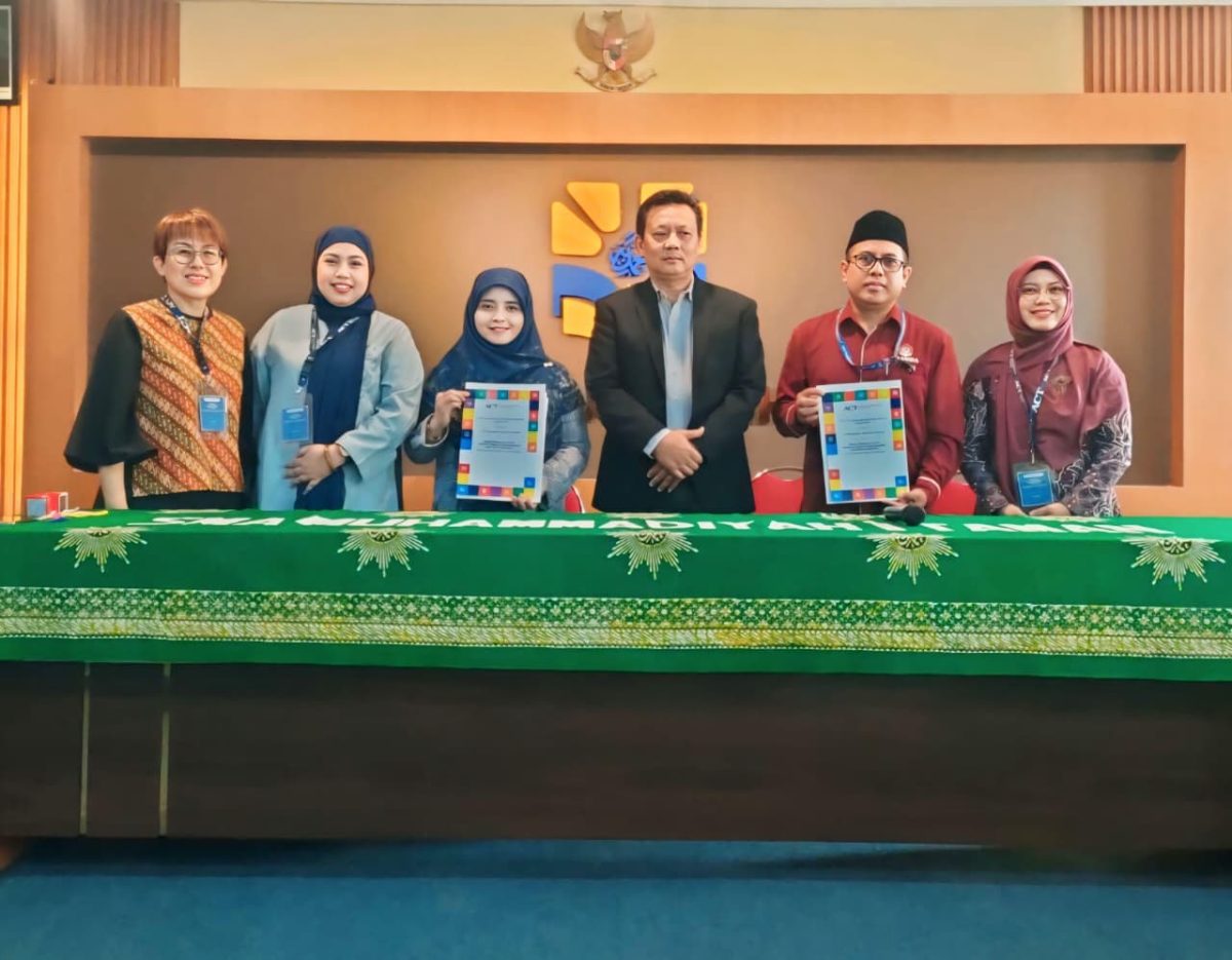 KERJASAMA: Foto bersama Kepala SMA Muhammadiyah 10 GKB Gresik bersama Lembaga Amerikat (Doc. Seputar Jatim)