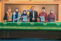 KERJASAMA: Foto bersama Kepala SMA Muhammadiyah 10 GKB Gresik bersama Lembaga Amerikat (Doc. Seputar Jatim)