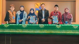 KERJASAMA: Foto bersama Kepala SMA Muhammadiyah 10 GKB Gresik bersama Lembaga Amerikat (Doc. Seputar Jatim)