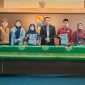 KERJASAMA: Foto bersama Kepala SMA Muhammadiyah 10 GKB Gresik bersama Lembaga Amerikat (Doc. Seputar Jatim)