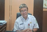 BERKACAMATA: Kepala Dinas Penanaman Modal dan Pelayanan Terpadu Satu Pintu Kabupaten Sumenep, Abd. Rahman Riadi, saat ditemui di kantornya (SandiGT - Seputar Jatim)