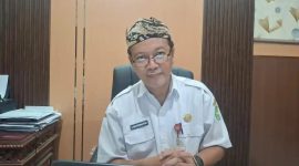 BERKACAMATA: Kepala Dinas Penanaman Modal dan Pelayanan Terpadu Satu Pintu Kabupaten Sumenep, Abd. Rahman Riadi, saat ditemui di kantornya (SandiGT - Seputar Jatim)