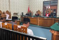 SEDIH: Para terdakwa tampak duduk di kursi pesakitan saat salah satu terdakwa, Musahwan, membacakan pledoi yang sarat emosi dan menggugah nurani majelis hakim pada sidang lanjutan perkara ODGJ Sapudi di Pengadilan Negeri Sumenep (Doc. Seputar Jatim)
