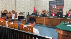 SEDIH: Para terdakwa tampak duduk di kursi pesakitan saat salah satu terdakwa, Musahwan, membacakan pledoi yang sarat emosi dan menggugah nurani majelis hakim pada sidang lanjutan perkara ODGJ Sapudi di Pengadilan Negeri Sumenep (Doc. Seputar Jatim)