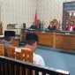 SEDIH: Para terdakwa tampak duduk di kursi pesakitan saat salah satu terdakwa, Musahwan, membacakan pledoi yang sarat emosi dan menggugah nurani majelis hakim pada sidang lanjutan perkara ODGJ Sapudi di Pengadilan Negeri Sumenep (Doc. Seputar Jatim)