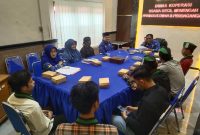 DISKUSI: HMI Sumenep saat melakukan audiensi di Dinas Koperasi, UKM dan Perindustrian Perdagangan Kabupaten Sumenep (Doc. Seputar Jatim)