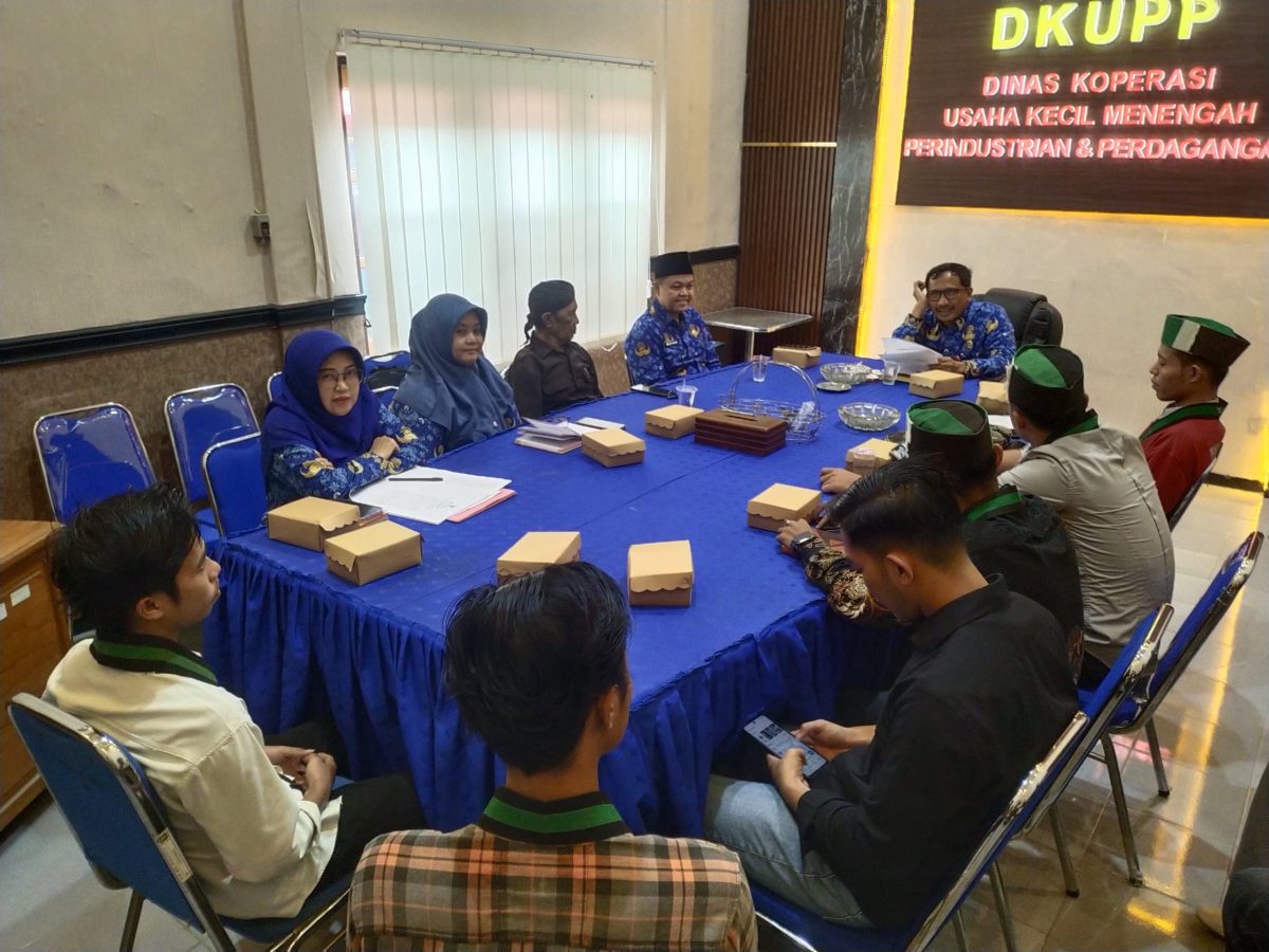 DISKUSI: HMI Sumenep saat melakukan audiensi di Dinas Koperasi, UKM dan Perindustrian Perdagangan Kabupaten Sumenep (Doc. Seputar Jatim)
