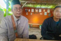 BERDUA: Anggota Poktan Surya Tani, saat memberikan penjelasan terkait bantuan handtraktor yang diduga raib (Doc. Seputar Jatim)