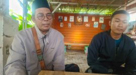 BERDUA: Anggota Poktan Surya Tani, saat memberikan penjelasan terkait bantuan handtraktor yang diduga raib (Doc. Seputar Jatim)