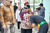 KUNJUNGAN: Wakil Bupati Sumenep KH Imam Hasyim saat menemani kunjungan dari Konsul Jenderal Australia Mr. Glen Askew di wisata keris (SandiGT - Seputar Jatim)