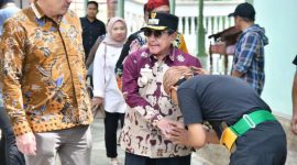 KUNJUNGAN: Wakil Bupati Sumenep KH Imam Hasyim saat menemani kunjungan dari Konsul Jenderal Australia Mr. Glen Askew di wisata keris (SandiGT - Seputar Jatim)