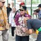 KUNJUNGAN: Wakil Bupati Sumenep KH Imam Hasyim saat menemani kunjungan dari Konsul Jenderal Australia Mr. Glen Askew di wisata keris (SandiGT - Seputar Jatim)