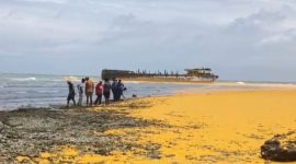 TUMPAH: Minyak mentah kelapa sawit atau crude palm oil (CPO) tumpah dari kapal tongkang di Pulau Gili Iyang Sumenep (SandiGT - Seputar Jatim)