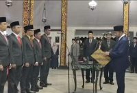 SUMPAH: Bupati Sumenep, Achmad Fauzo Wongsojudo, saat melantik Jabatan Komisioner KI Sumenep, periode 2025 - 2026 di Pendopo Agung Sumenep (Doc. Seputar Jatim)