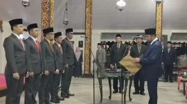 SUMPAH: Bupati Sumenep, Achmad Fauzo Wongsojudo, saat melantik Jabatan Komisioner KI Sumenep, periode 2025 - 2026 di Pendopo Agung Sumenep (Doc. Seputar Jatim)