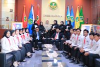 RAPI: Wakil Rektor II UNIBA Madura, Khaeru Ahmadi, saat foto bersama dengan 12 peserta terbaik Duta Kampus (SandiGT - Seputar Jatim)