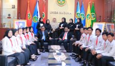 RAPI: Wakil Rektor II UNIBA Madura, Khaeru Ahmadi, saat foto bersama dengan 12 peserta terbaik Duta Kampus (SandiGT - Seputar Jatim)