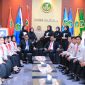 RAPI: Wakil Rektor II UNIBA Madura, Khaeru Ahmadi, saat foto bersama dengan 12 peserta terbaik Duta Kampus (SandiGT - Seputar Jatim)