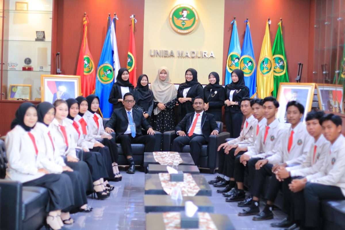 RAPI: Wakil Rektor II UNIBA Madura, Khaeru Ahmadi, saat foto bersama dengan 12 peserta terbaik Duta Kampus (SandiGT - Seputar Jatim)