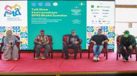 FOKUS: Direktur Utama, Hairil Fajar saat memberikan wawasan  di Acara Talk Show Kewirausahaan di Pendopo Keraton Sumenep (Doc. Jago Berita)
