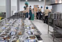 MAKANAN: Proses penyajian program MBG (Foto Istimewa)