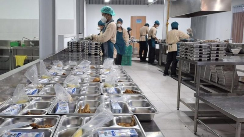 MAKANAN: Proses penyajian program MBG (Foto Istimewa)
