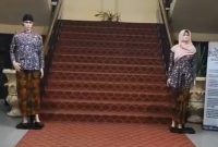 BEPASANGAN: Gambar pajangan patung contoh seragam busana budaya kraton Sumenep yang bakal di pakai ASN (Doc. Seputar Jatim)