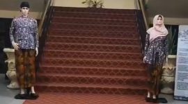 BEPASANGAN: Gambar pajangan patung contoh seragam busana budaya kraton Sumenep yang bakal di pakai ASN (Doc. Seputar Jatim)
