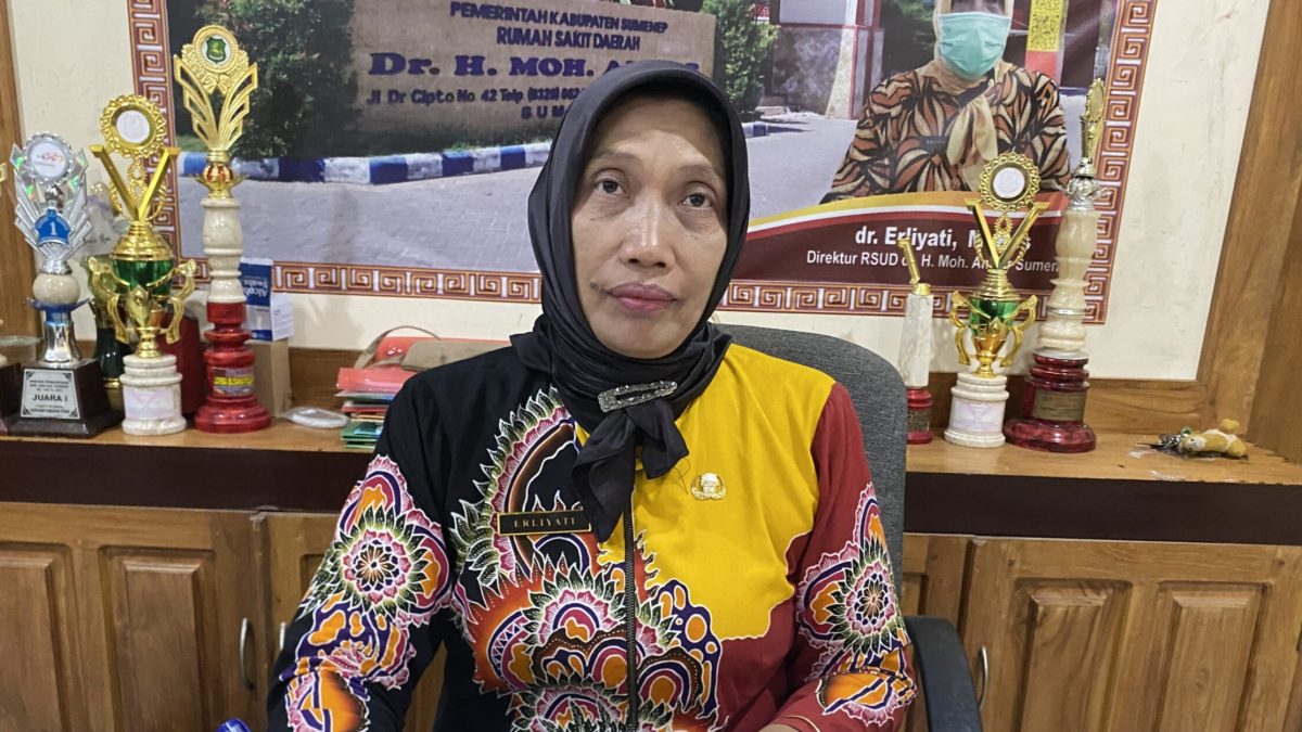 RAPI: Direktur RSUD dr. H. Moh. Anwar Sumenep, Erliyati, saat ditemui di ruang kerjanya (Foto Istimewa)