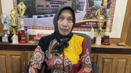 RAPI: Direktur RSUD dr. H. Moh. Anwar Sumenep, Erliyati, saat ditemui di ruang kerjanya (Foto Istimewa)