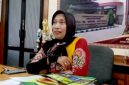 BATIK: Direktur RSUD dr. H. Moh. Anwar, Erliyati, saat ditemui di ruang kerjanya (Doc. Seputar Jatim)