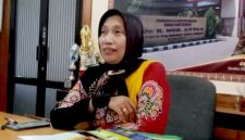 BATIK: Direktur RSUD dr. H. Moh. Anwar, Erliyati, saat ditemui di ruang kerjanya (Doc. Seputar Jatim)