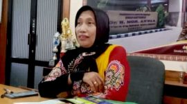 BATIK: Direktur RSUD dr. H. Moh. Anwar, Erliyati, saat ditemui di ruang kerjanya (Doc. Seputar Jatim)