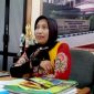 BATIK: Direktur RSUD dr. H. Moh. Anwar, Erliyati, saat ditemui di ruang kerjanya (Doc. Seputar Jatim)