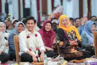 TERSENYUM: Gubernur Jawa Timur Khofifah Indar Parawansa (kanan) saat duduk bersama Sang Juara D'Academy 7, Achmad Valen Akbar (Kiri) di Gedung Negara Grahadi, Surabaya (Foto Istimewa)