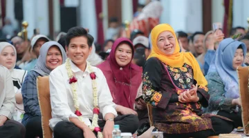 TERSENYUM: Gubernur Jawa Timur Khofifah Indar Parawansa (kanan) saat duduk bersama Sang Juara D'Academy 7, Achmad Valen Akbar (Kiri) di Gedung Negara Grahadi, Surabaya (Foto Istimewa)