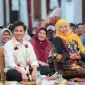TERSENYUM: Gubernur Jawa Timur Khofifah Indar Parawansa (kanan) saat duduk bersama Sang Juara D'Academy 7, Achmad Valen Akbar (Kiri) di Gedung Negara Grahadi, Surabaya (Foto Istimewa)