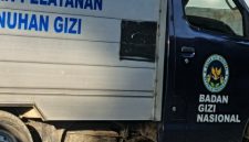 MELINTAS: Mobil dari SPPG Pakamban Laok 2 Yayasan Bumi Asfan Abadi saat mengantar paket MBG (Doc. Seputar Jatim)