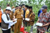 BANTUAN: Pj Sekretaris Daerah Kabupaten Sumenep, Syahwan Efendi (tengah) bersama Ketua Baznas Sumenep, saat memberikan bantuan kepada korban bencana angi puting beliung di Karduluk, Kecamatan Pragaan (Foto Istimewa)