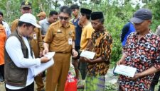 BANTUAN: Pj Sekretaris Daerah Kabupaten Sumenep, Syahwan Efendi (tengah) bersama Ketua Baznas Sumenep, saat memberikan bantuan kepada korban bencana angi puting beliung di Karduluk, Kecamatan Pragaan (Foto Istimewa)