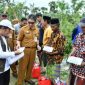 BANTUAN: Pj Sekretaris Daerah Kabupaten Sumenep, Syahwan Efendi (tengah) bersama Ketua Baznas Sumenep, saat memberikan bantuan kepada korban bencana angi puting beliung di Karduluk, Kecamatan Pragaan (Foto Istimewa)