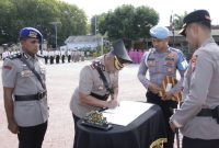 TANDA TANGAN: Polres Sumenep, Madura, Jawa Timur, menggelar Upacara Serah Terima Jabatan (Sertijab) Wakapolres Sumenep, di Lapangan Tribrata setempat (Humas Polres Sumenep)