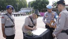 TANDA TANGAN: Polres Sumenep, Madura, Jawa Timur, menggelar Upacara Serah Terima Jabatan (Sertijab) Wakapolres Sumenep, di Lapangan Tribrata setempat (Humas Polres Sumenep)