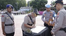 TANDA TANGAN: Polres Sumenep, Madura, Jawa Timur, menggelar Upacara Serah Terima Jabatan (Sertijab) Wakapolres Sumenep, di Lapangan Tribrata setempat (Humas Polres Sumenep)